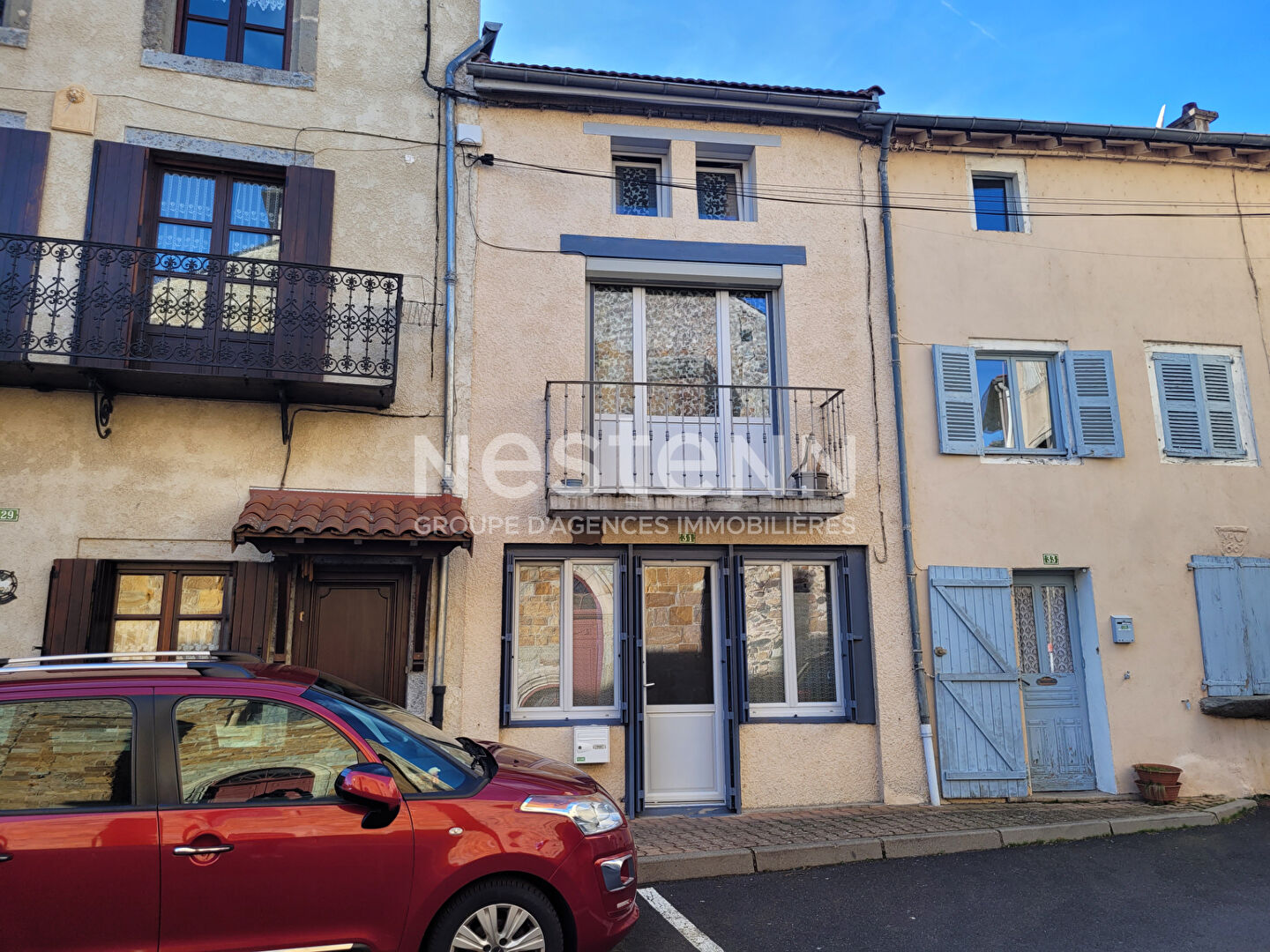 EXCLUSIVITE ! Maison de ville avec balcon et cave, en plein Centre  de Retournac