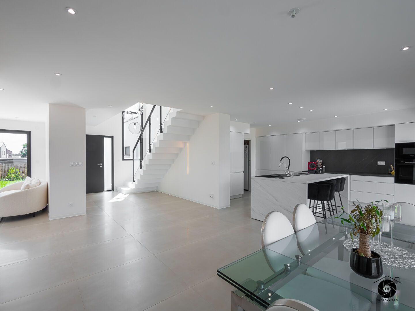 Maison à St Sylvain d'Anjou avec 2 chambres dont une suite au rez de chaussée et autre à l'étage, garage et jardin