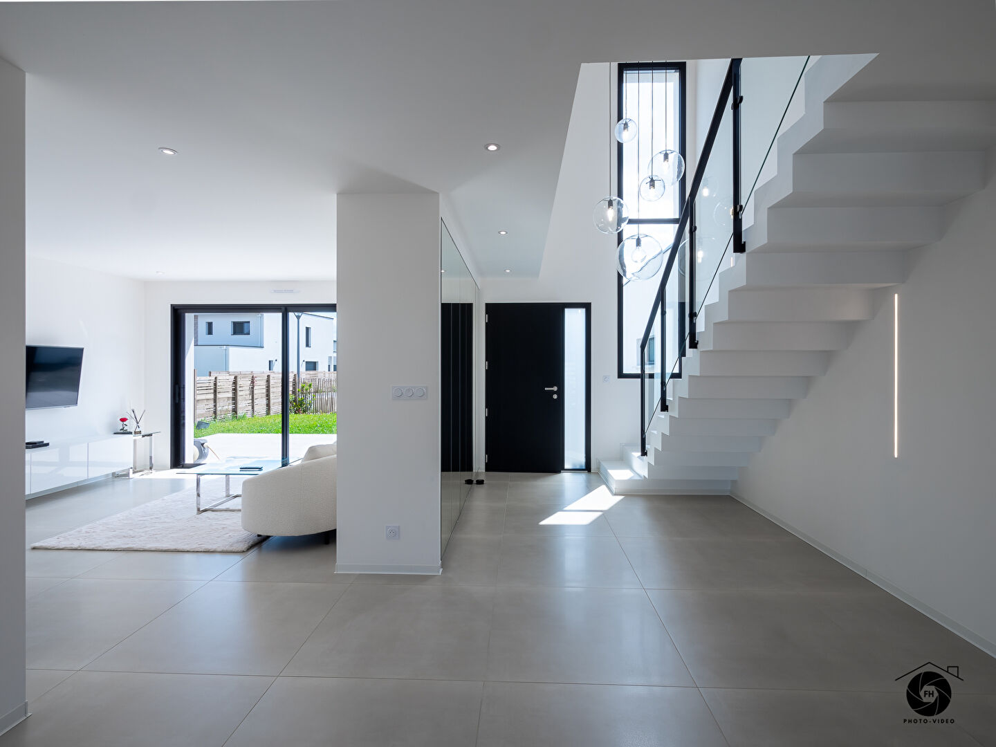 Maison à St Sylvain d'Anjou avec 2 chambres dont une suite au rez de chaussée et autre à l'étage, garage et jardin
