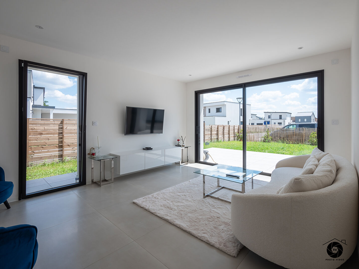 Maison à St Sylvain d'Anjou avec 2 chambres dont une suite au rez de chaussée et autre à l'étage, garage et jardin
