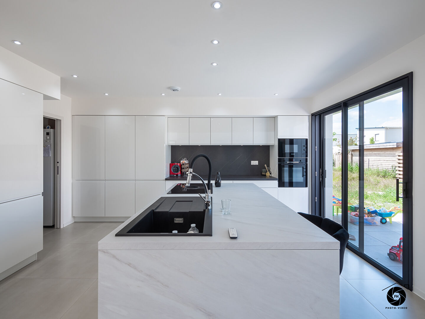 Maison à St Sylvain d'Anjou avec 2 chambres dont une suite au rez de chaussée et autre à l'étage, garage et jardin