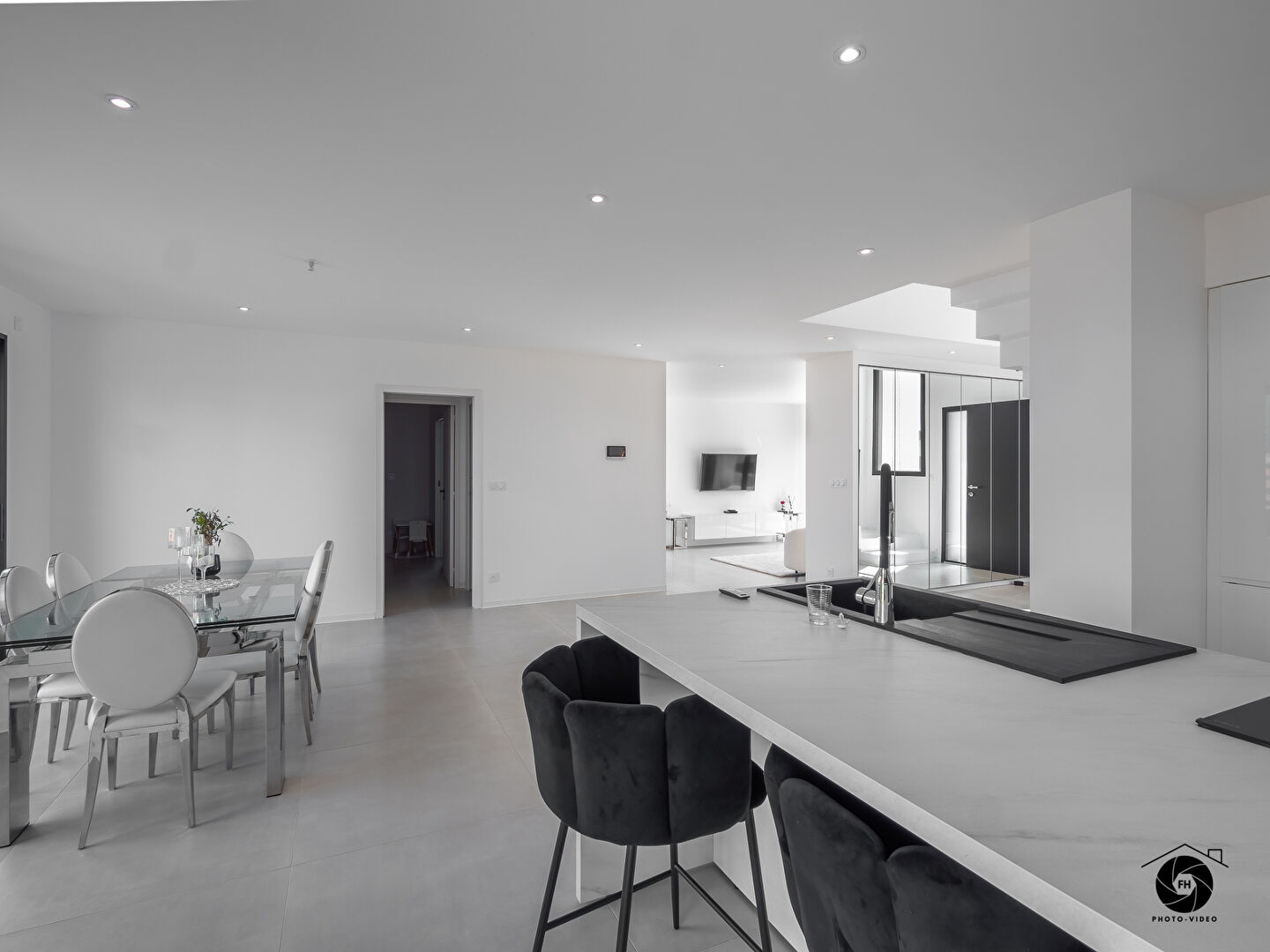 Maison à St Sylvain d'Anjou avec 2 chambres dont une suite au rez de chaussée et autre à l'étage, garage et jardin