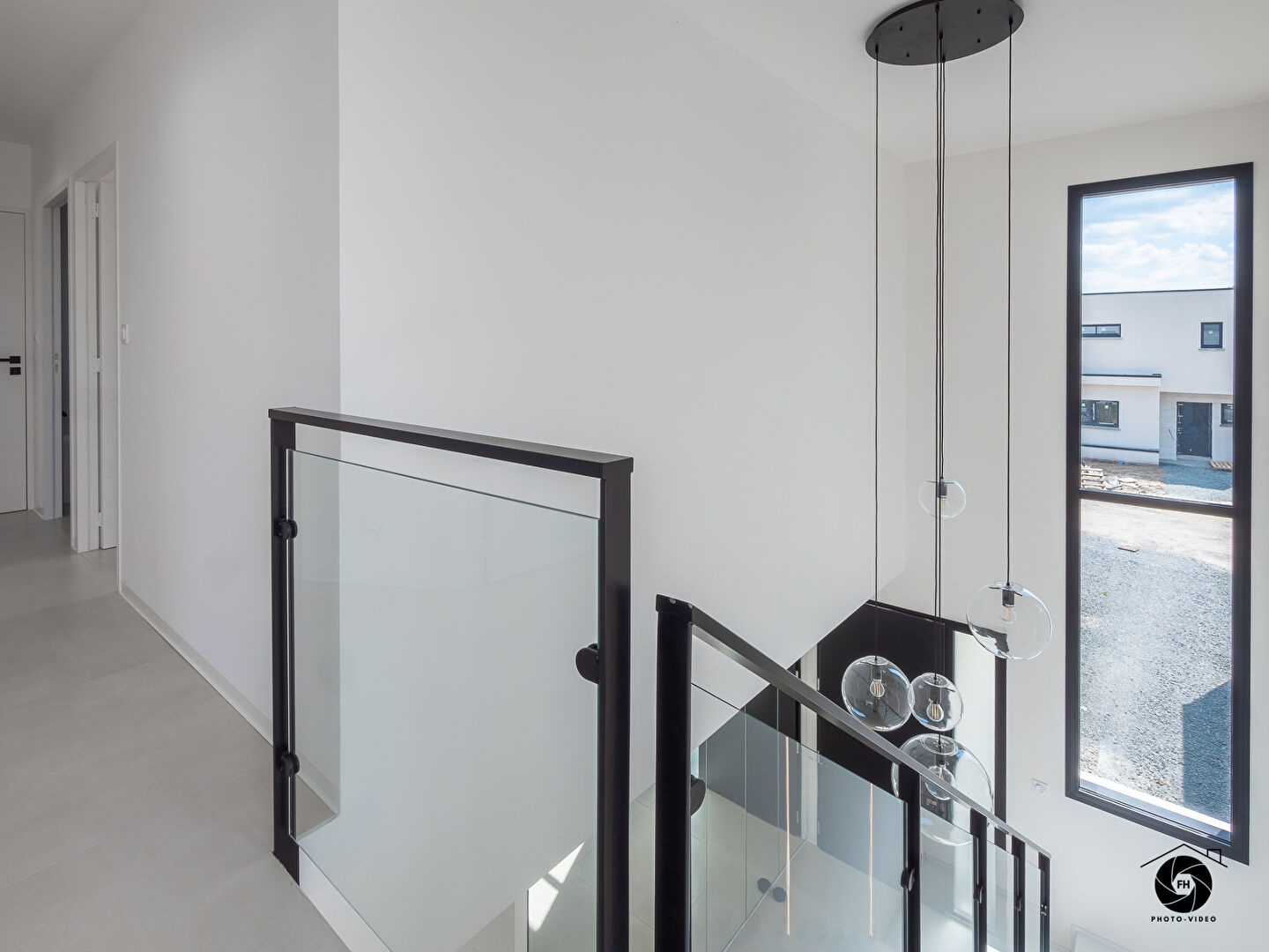 Maison à St Sylvain d'Anjou avec 2 chambres dont une suite au rez de chaussée et autre à l'étage, garage et jardin