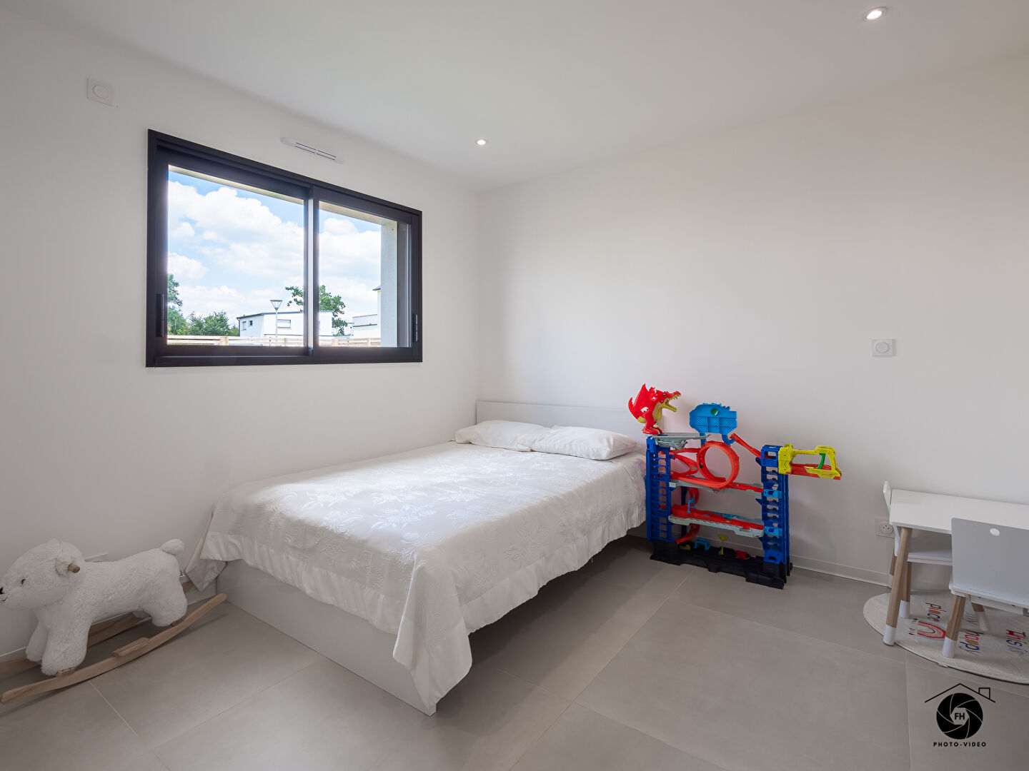 Maison à St Sylvain d'Anjou avec 2 chambres dont une suite au rez de chaussée et autre à l'étage, garage et jardin