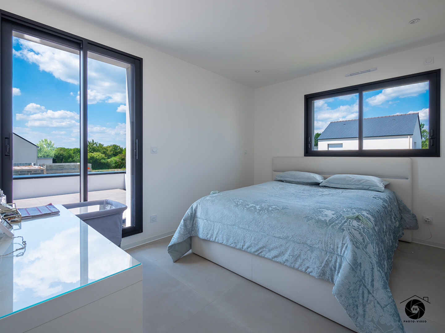 Maison à St Sylvain d'Anjou avec 2 chambres dont une suite au rez de chaussée et autre à l'étage, garage et jardin