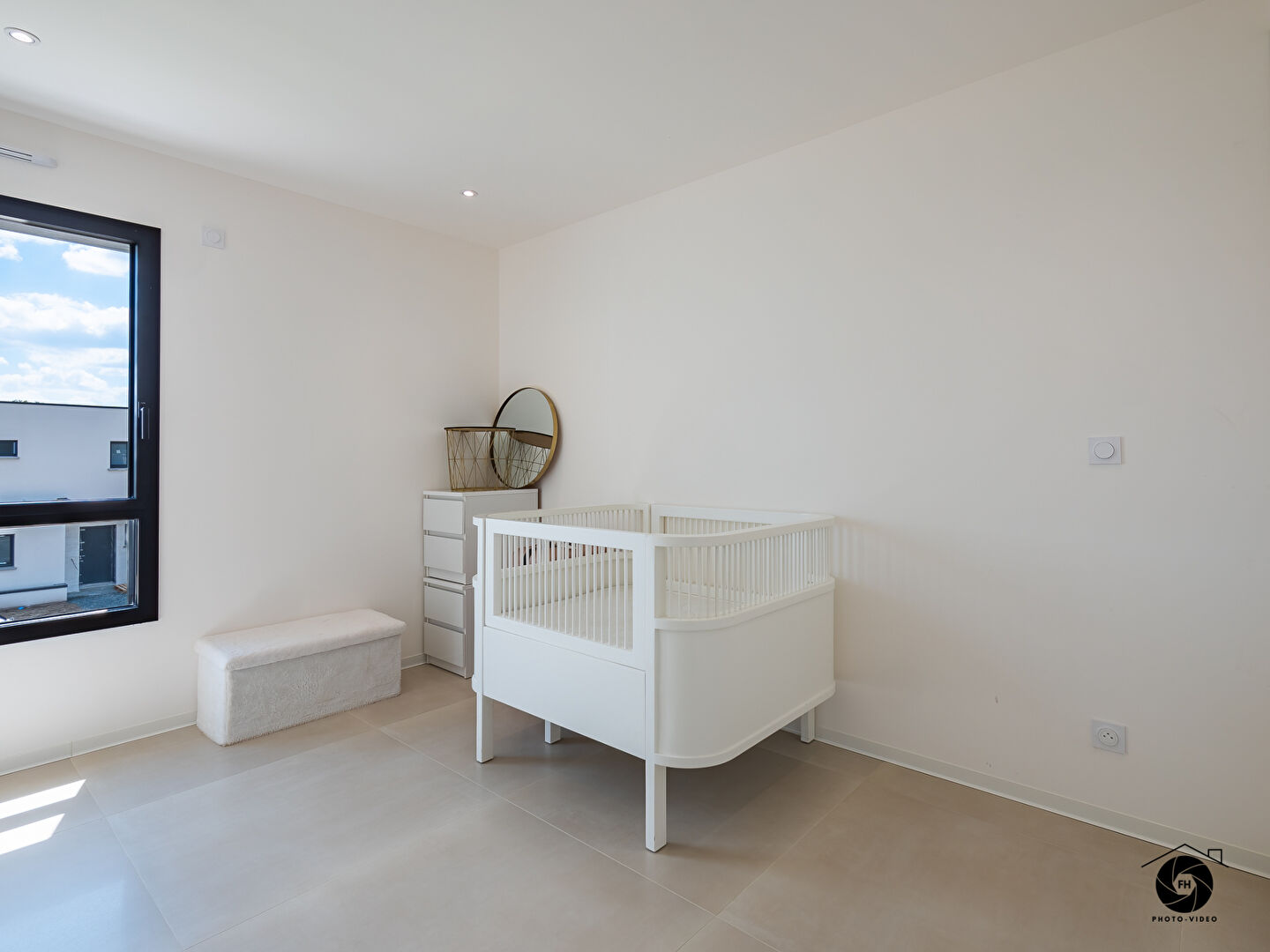 Maison à St Sylvain d'Anjou avec 2 chambres dont une suite au rez de chaussée et autre à l'étage, garage et jardin