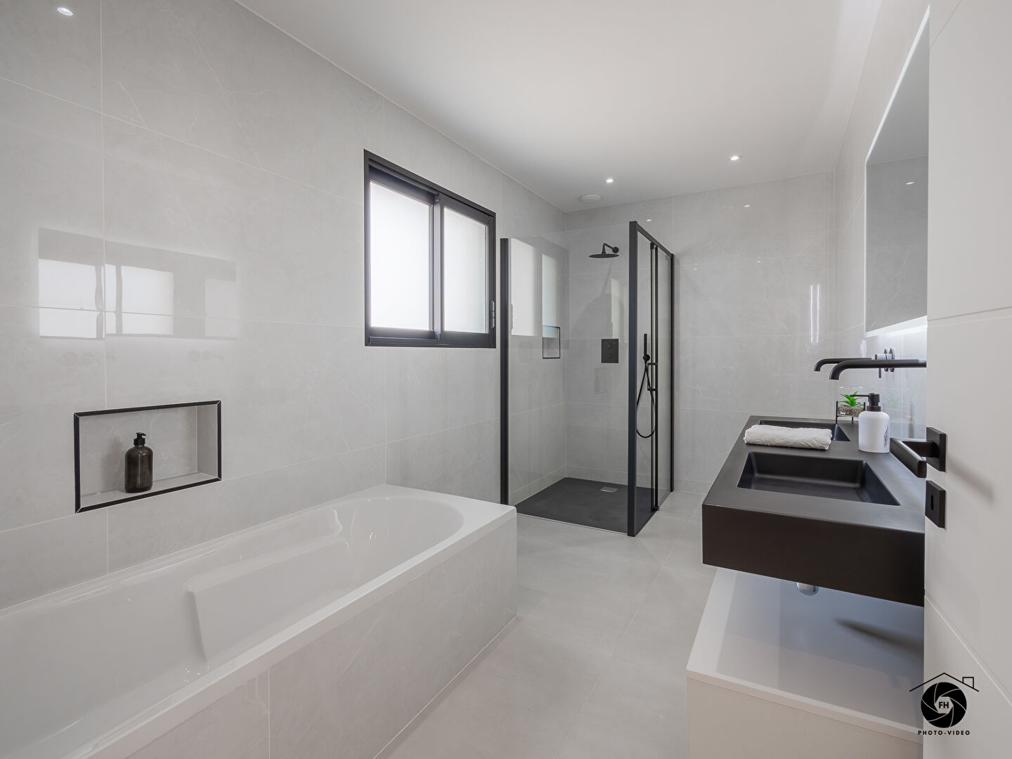 Maison à St Sylvain d'Anjou avec 2 chambres dont une suite au rez de chaussée et autre à l'étage, garage et jardin