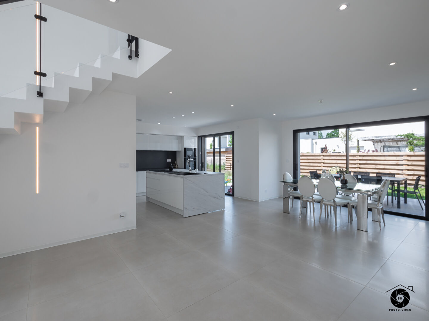Maison à St Sylvain d'Anjou avec 2 chambres dont une suite au rez de chaussée et autre à l'étage, garage et jardin