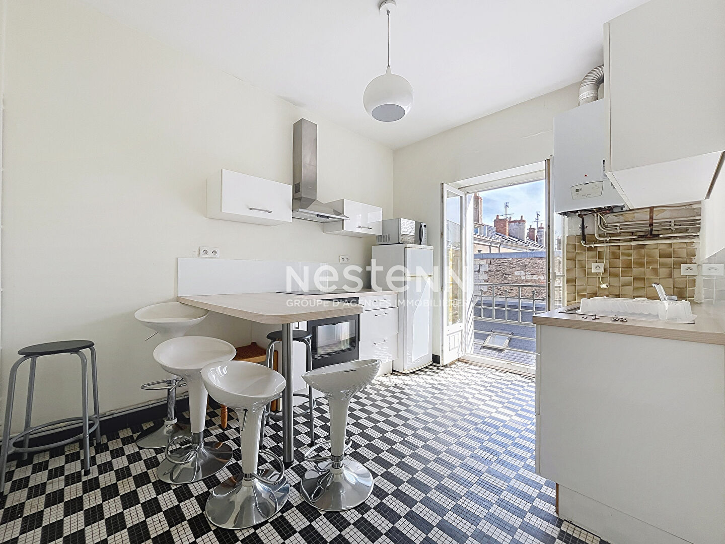 A vendre - Ensemble immobilier 3 lots : T3 libre + 2 studios loués - 85 m² carrez (120 m² au sol) - Investissement ou Résidence avec revenus locatifs 