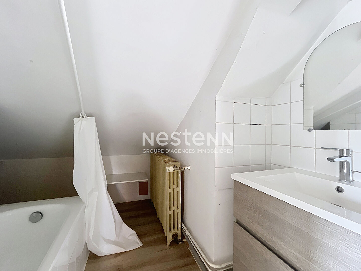 A vendre - Ensemble immobilier 3 lots : T3 libre + 2 studios loués - 85 m² carrez (120 m² au sol) - Investissement ou Résidence avec revenus locatifs 