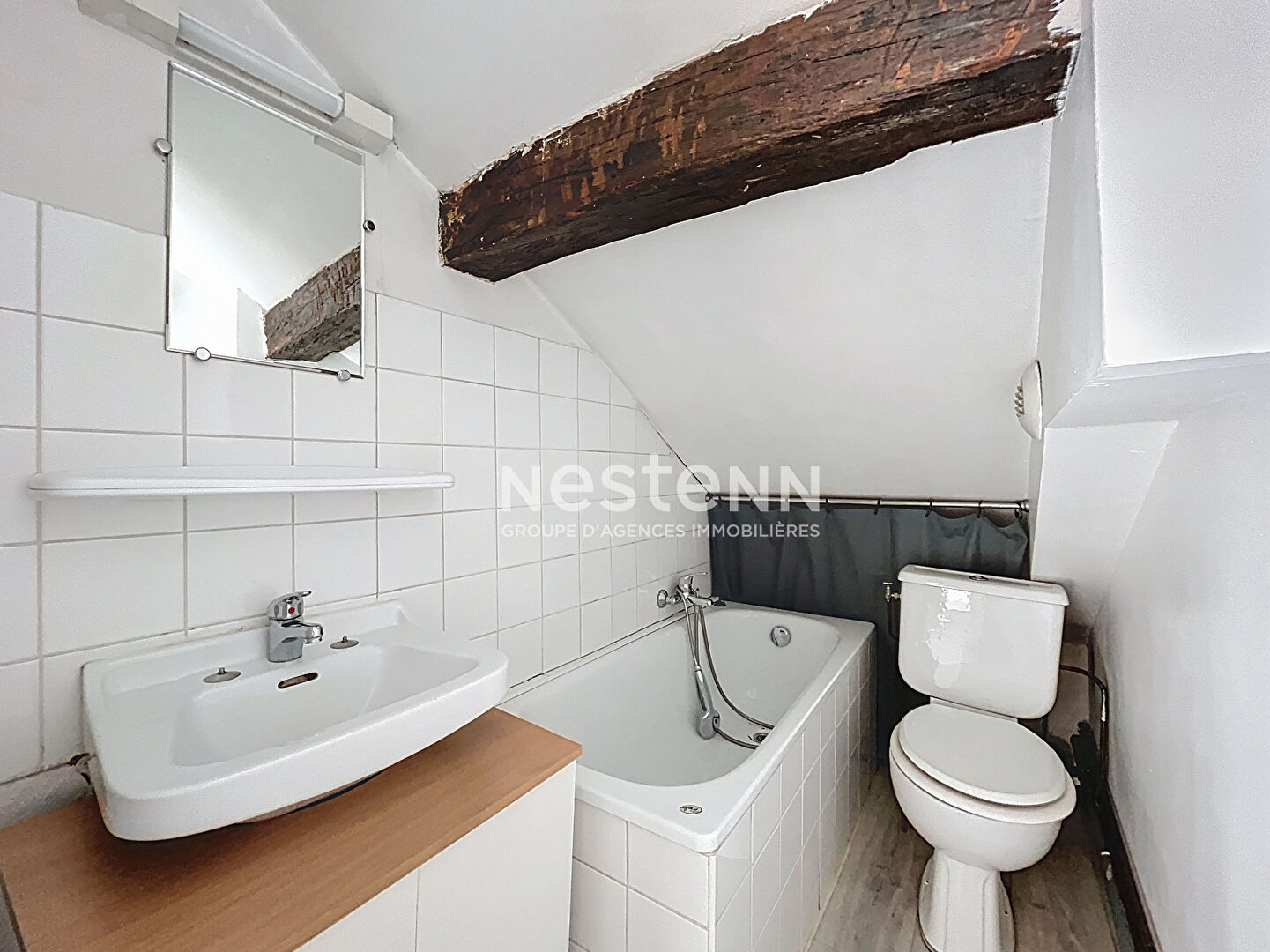 A vendre - Ensemble immobilier 3 lots : T3 libre + 2 studios loués - 85 m² carrez (120 m² au sol) - Investissement ou Résidence avec revenus locatifs 