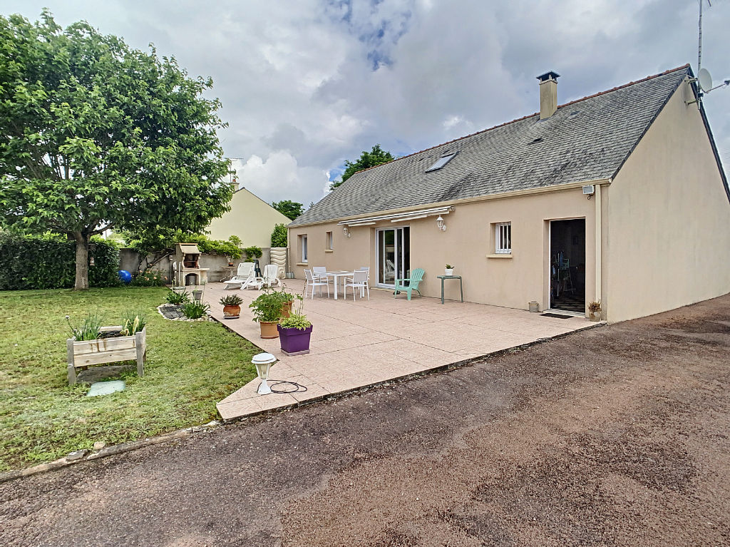 MONTREUIL SUR LOIR : MAISON DE PLAIN-PIED SUR TERRAIN DE PLUS DE 1400M²