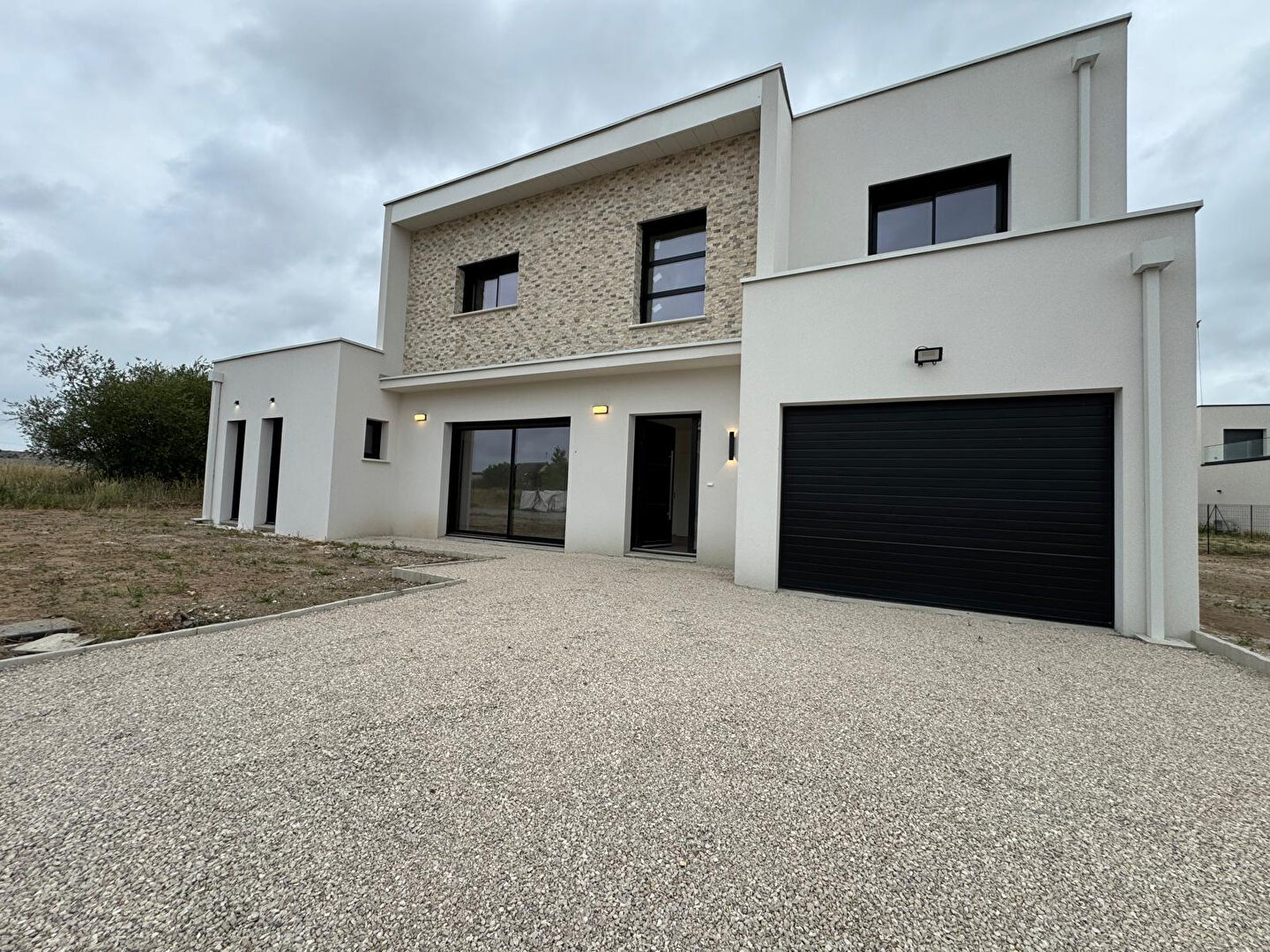 Maison contemporaine de 4 chambres dont 1 au rez de chaussée avec jardin et garage