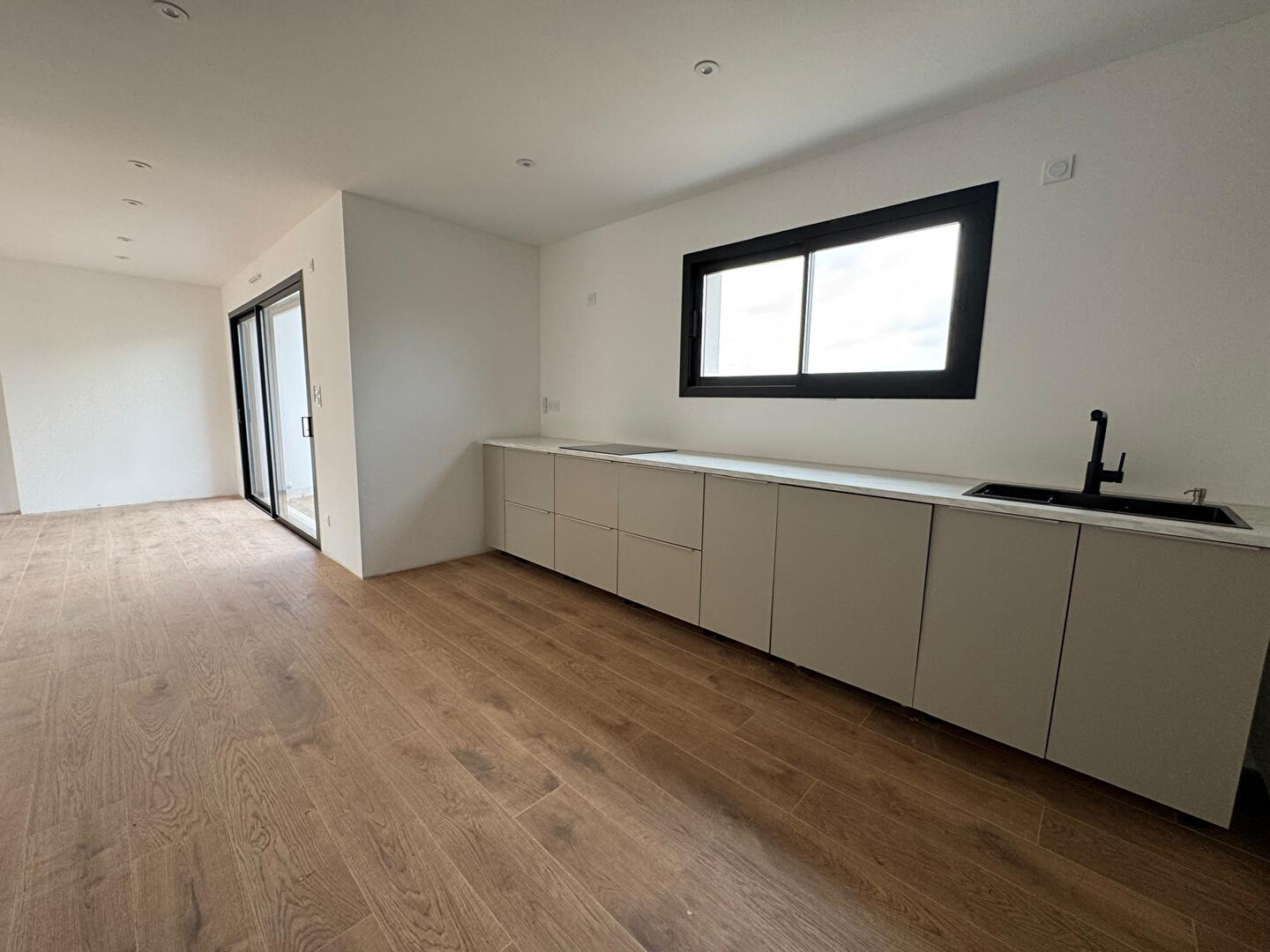Maison contemporaine de 4 chambres dont 1 au rez de chaussée avec jardin et garage