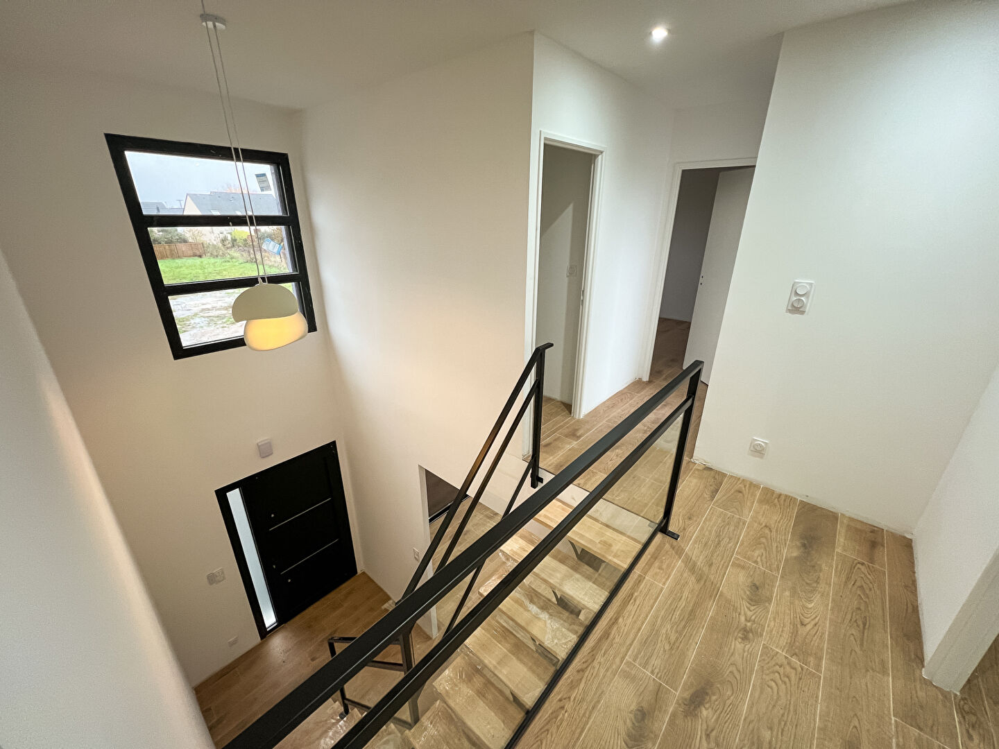 Maison contemporaine de 4 chambres dont 1 au rez de chaussée avec jardin et garage