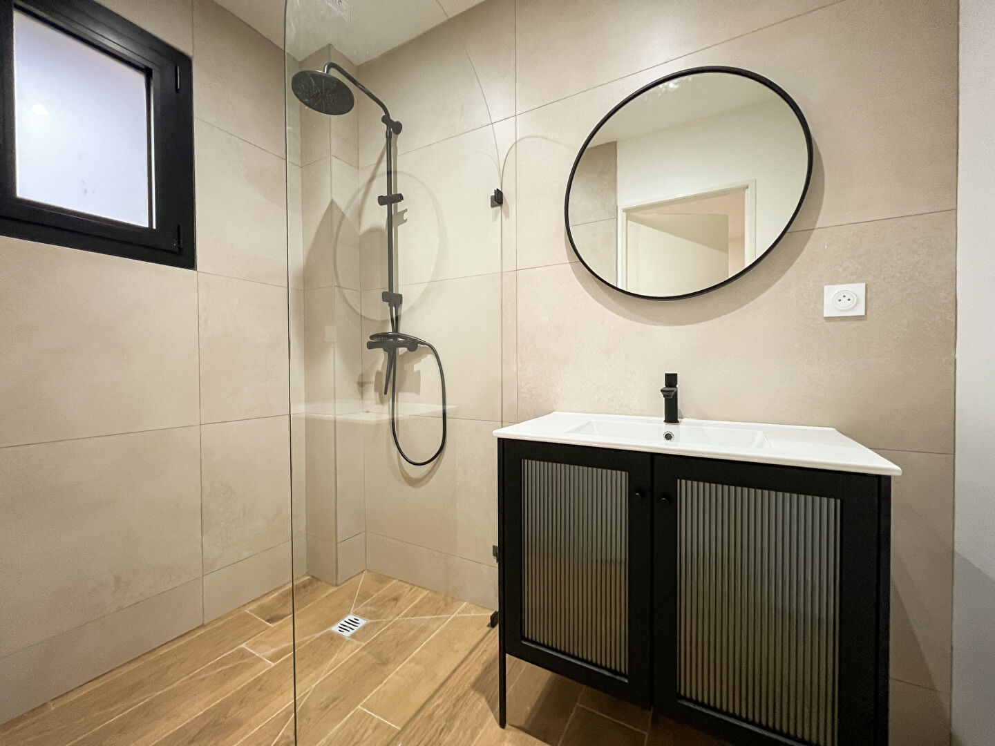 Maison contemporaine de 4 chambres dont 1 au rez de chaussée avec jardin et garage