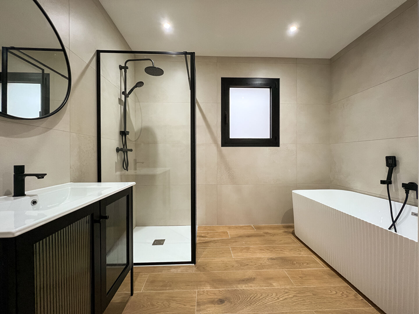 Maison contemporaine de 4 chambres dont 1 au rez de chaussée avec jardin et garage