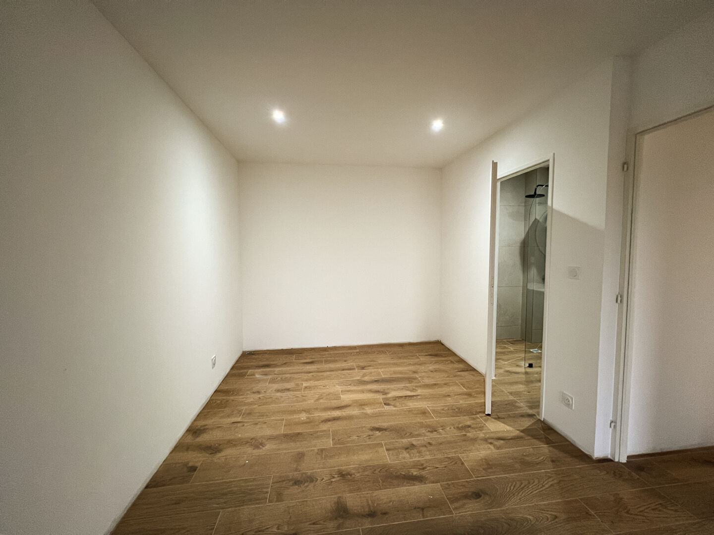 Maison contemporaine de 4 chambres dont 1 au rez de chaussée avec jardin et garage