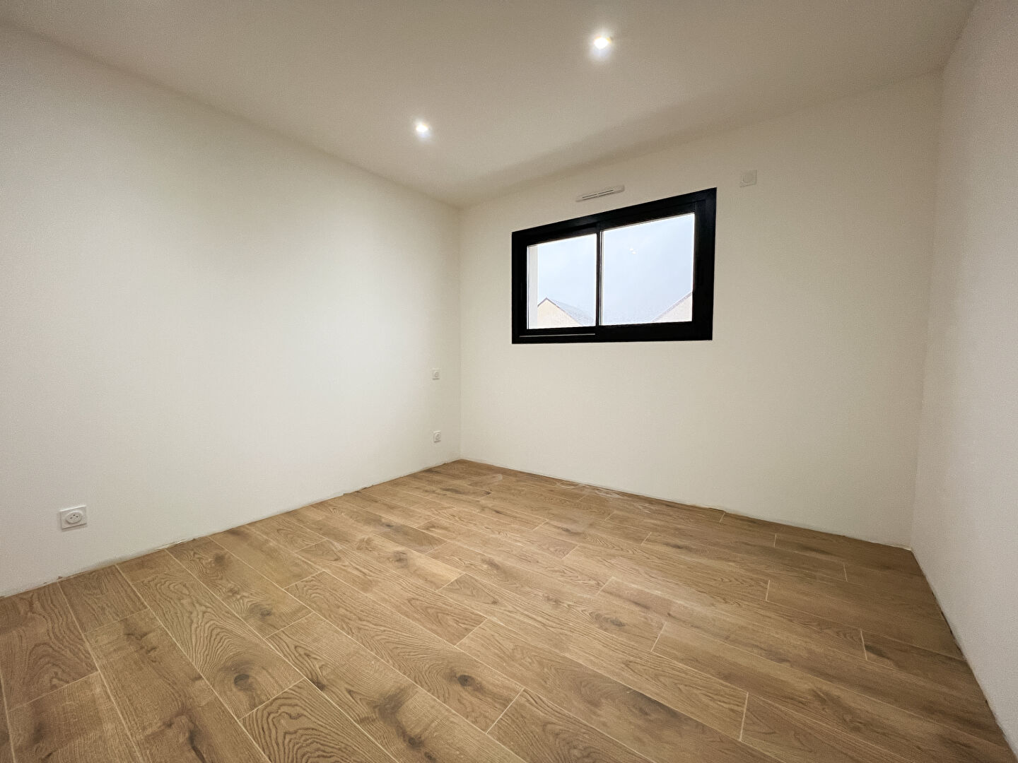 Maison contemporaine de 4 chambres dont 1 au rez de chaussée avec jardin et garage