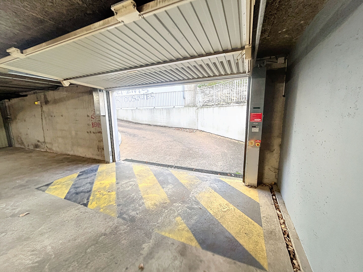 ANGERS -  ESA / CATHO - Parking / box 15 m2