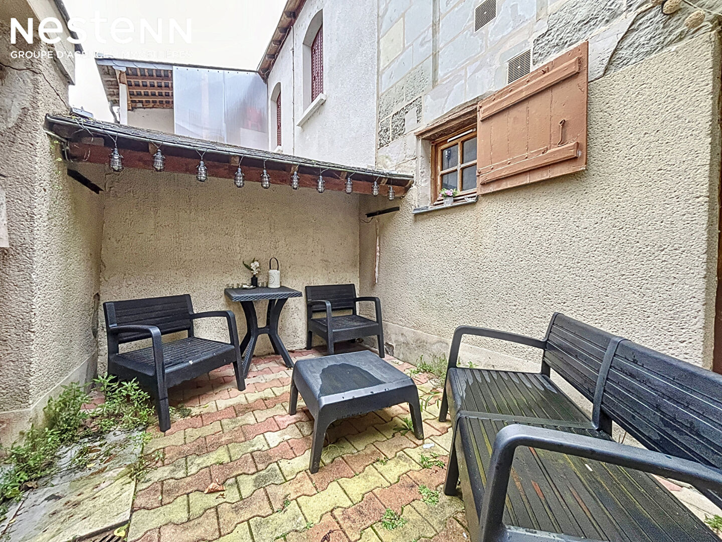 Maison Les Ponts De Cé avec locataire au 1er étage et rez de chaussée à rénover + cour