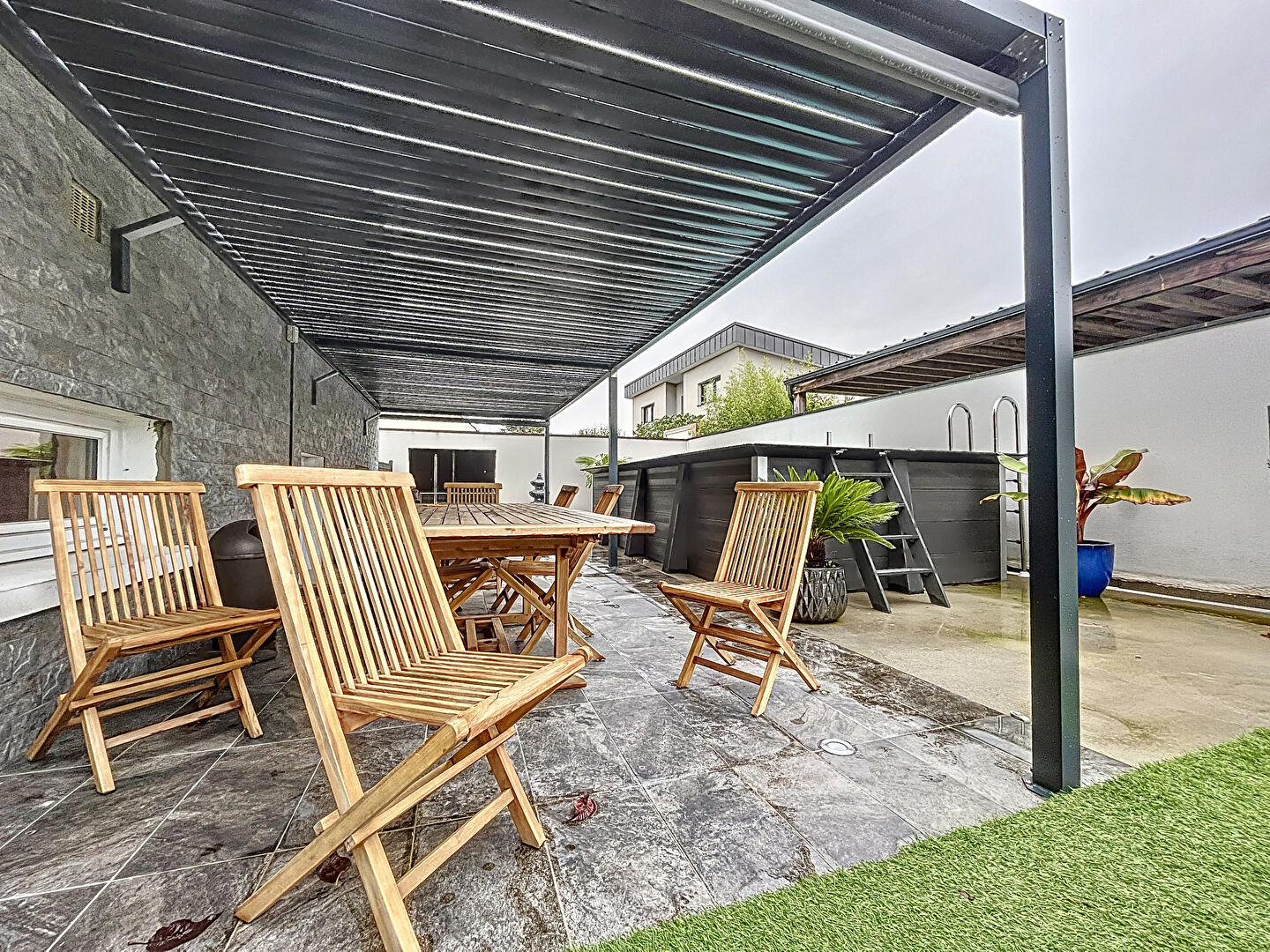 Maison à Avrillé 205 m² habitables, 6 chambres, sous-sol, jardin