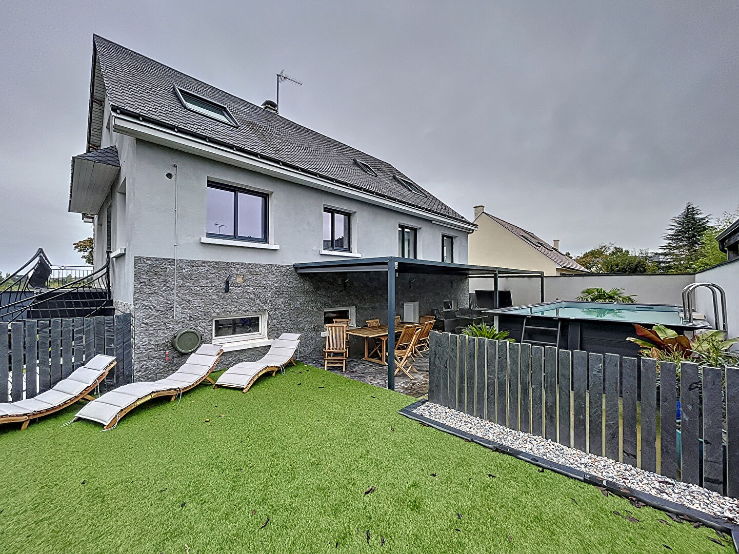 Maison à Avrillé 205 m² habitables, 6 chambres, sous-sol, jardin
