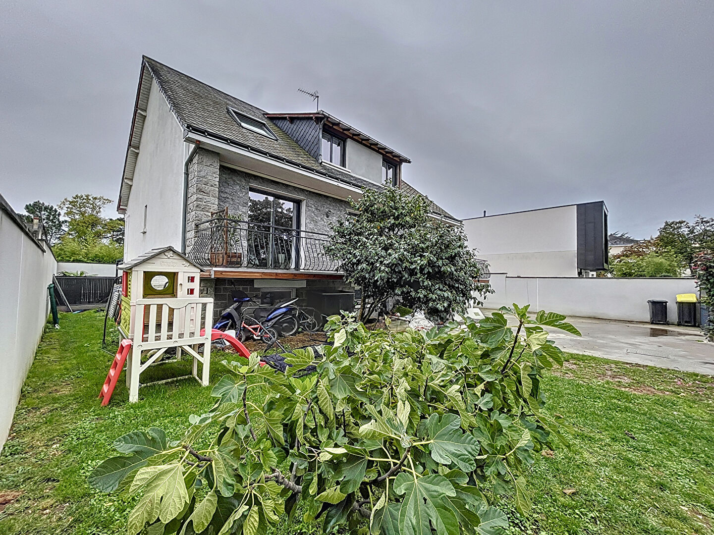 Maison à Avrillé 205 m² habitables, 6 chambres, sous-sol, jardin