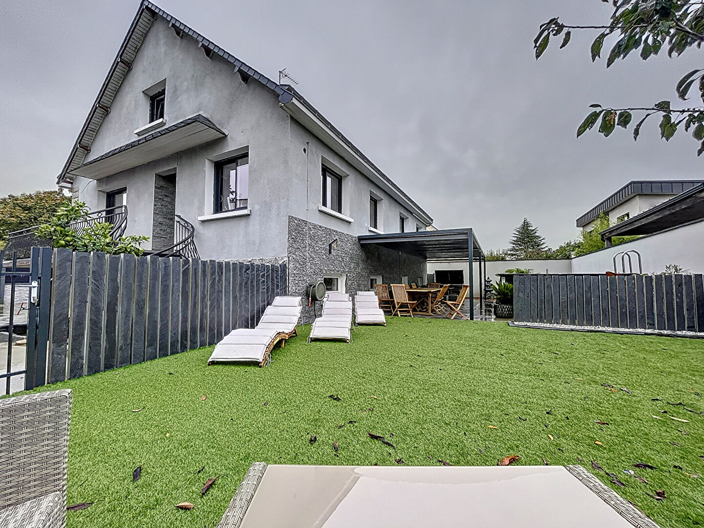 Maison à Avrillé 205 m² habitables, 6 chambres, sous-sol, jardin
