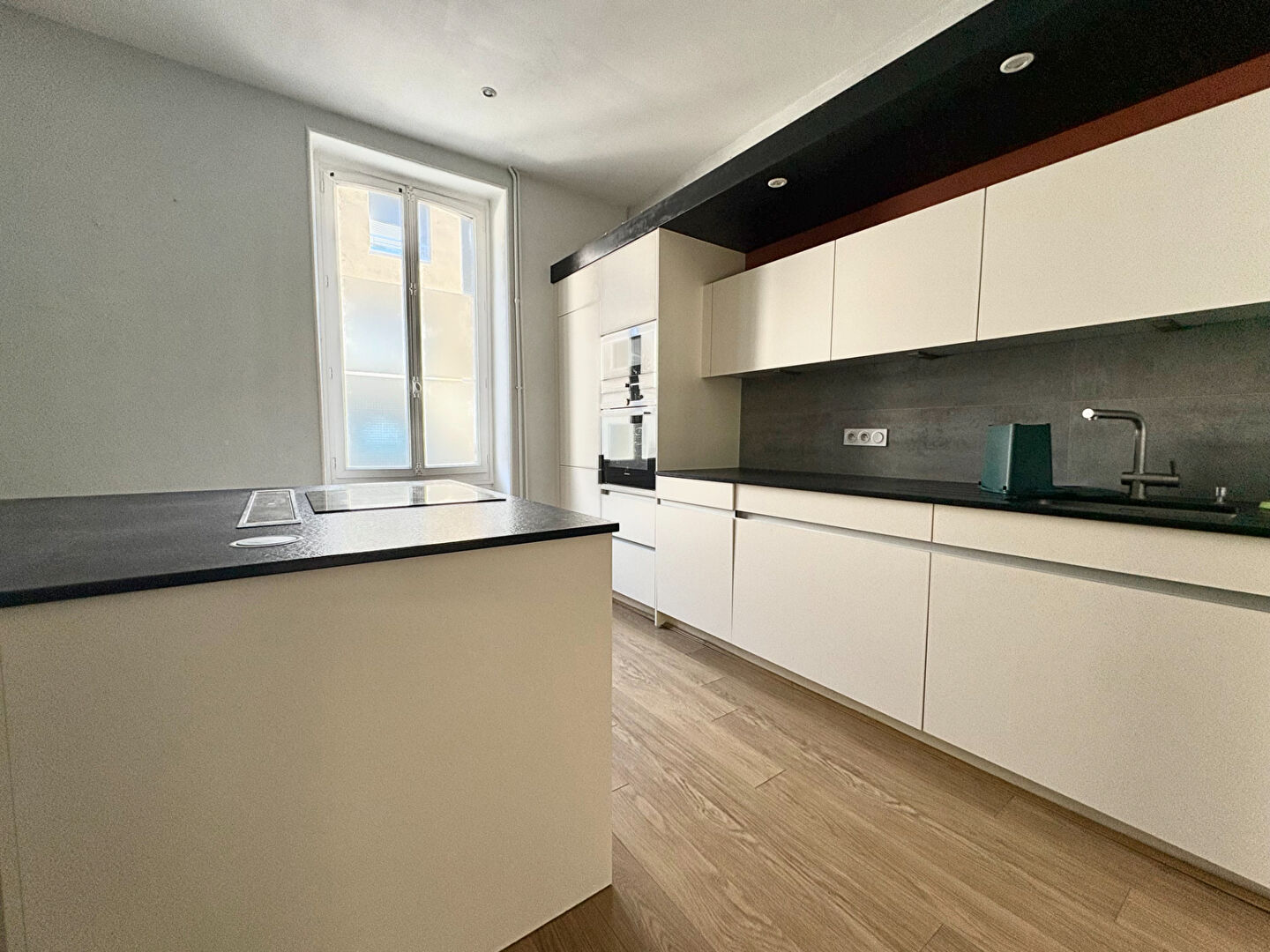A vendre Angers Gare, place Lafayette.Maison ancienne type angevine, environ 130m² au sol, 4 chambres plus un bureau en rez-de-chaussée,cour intérieure avec un abris, cave.