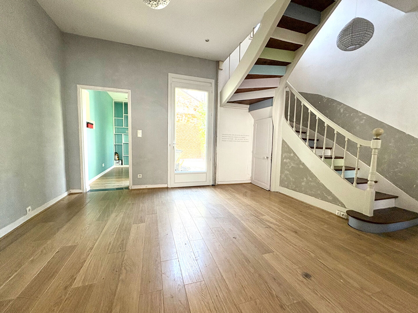 A vendre Angers Gare, place Lafayette.Maison ancienne type angevine, environ 130m² au sol, 4 chambres plus un bureau en rez-de-chaussée,cour intérieure avec un abris, cave.
