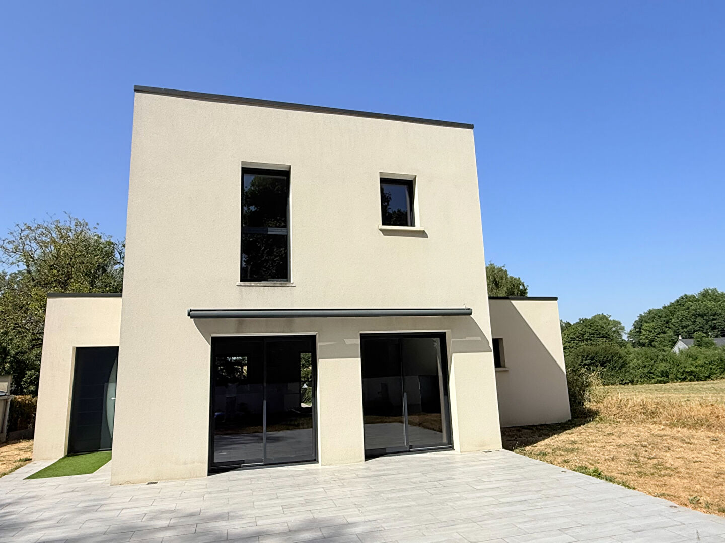 À vendre, Maison familiale avec suite parentale, grand terrain et double garage à seulement 15 minutes d'Angers