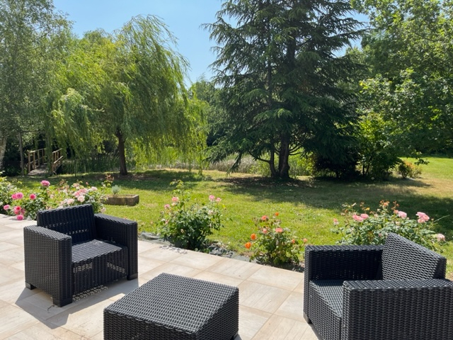 Maison Brain sur l'Authion de 4 chambres avec un grand jardin et un étang.