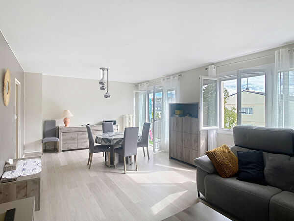 A vendre Angers Barra, Predali, secteur hopital, appartement type 3 possibilite 2 chambres, dernier etage, petite copropriete, sejour avec balcon, cuisine amenagee equipee, chauffage collectif. Cave.Possibilite d''acquerir un box ferme.