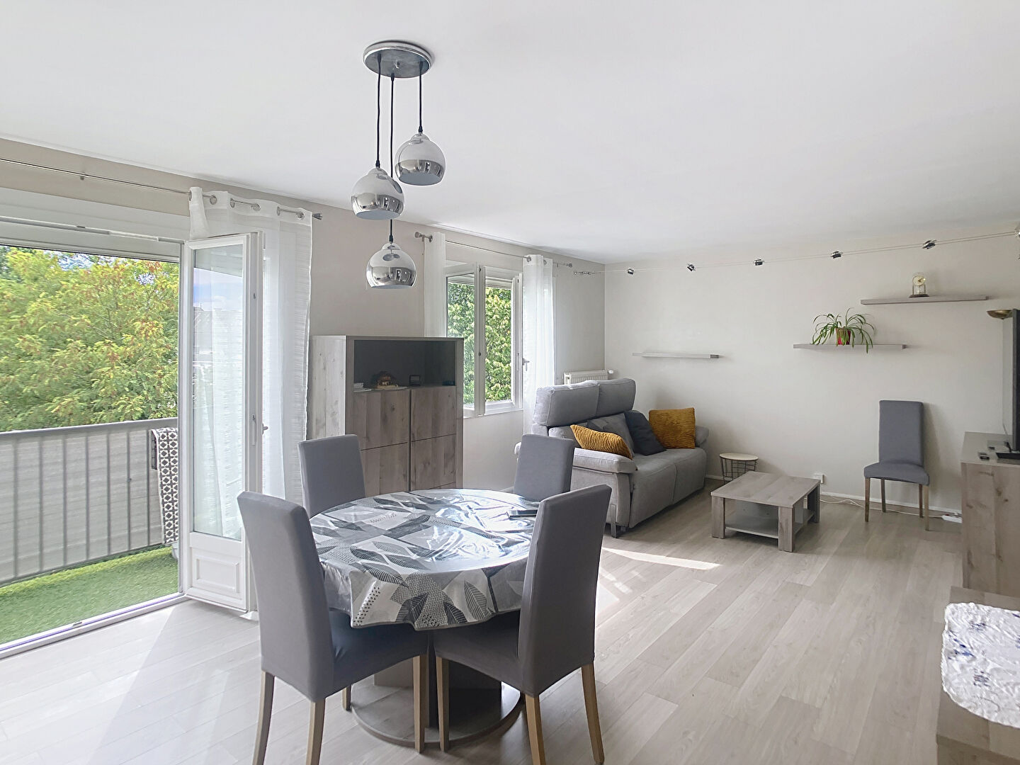 A vendre Angers Barra, Predali, secteur hopital, appartement type 3 possibilite 2 chambres, dernier etage, petite copropriete, sejour avec balcon, cuisine amenagee equipee, chauffage collectif. Cave.Possibilite d''acquerir un box ferme.
