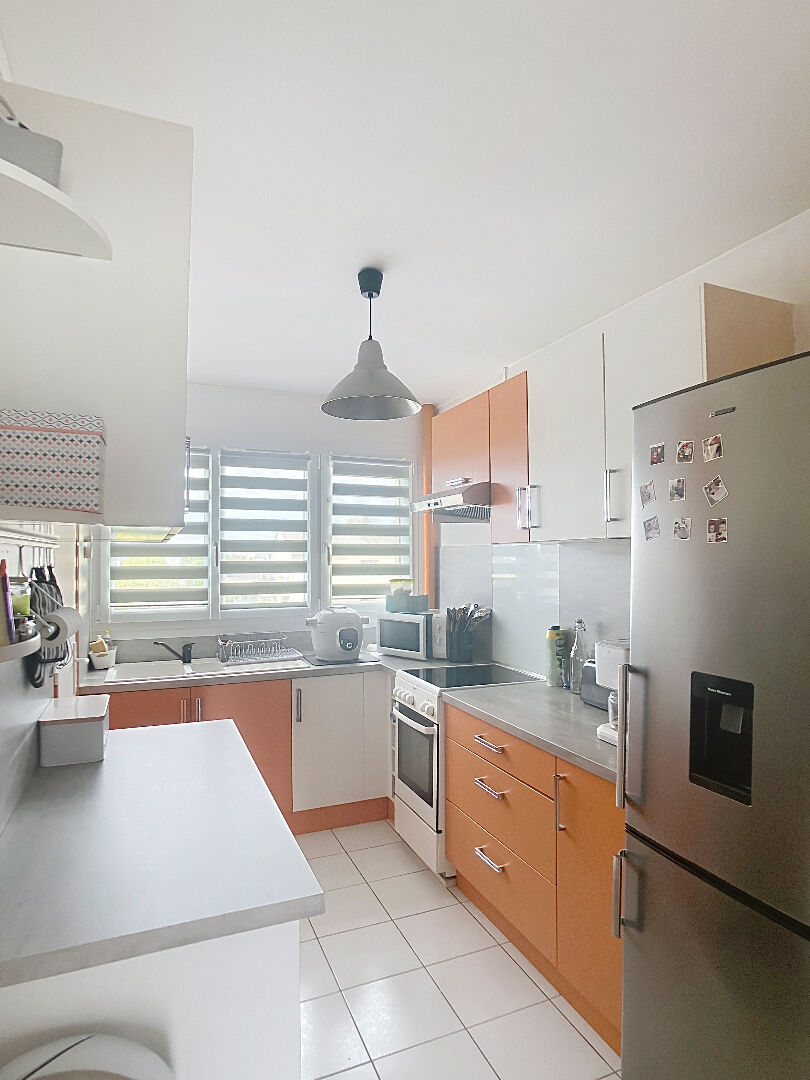 A vendre Angers Barra, Predali, secteur hopital, appartement type 3 possibilite 2 chambres, dernier etage, petite copropriete, sejour avec balcon, cuisine amenagee equipee, chauffage collectif. Cave.Possibilite d''acquerir un box ferme.