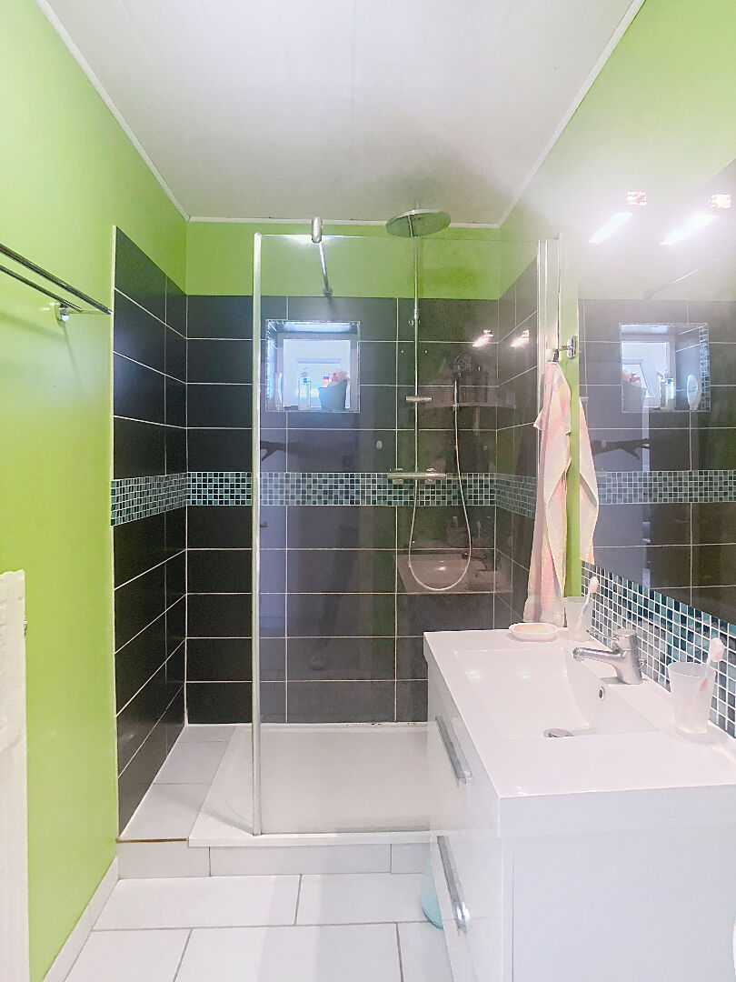 A vendre Angers Barra, Predali, secteur hopital, appartement type 3 possibilite 2 chambres, dernier etage, petite copropriete, sejour avec balcon, cuisine amenagee equipee, chauffage collectif. Cave.Possibilite d''acquerir un box ferme.