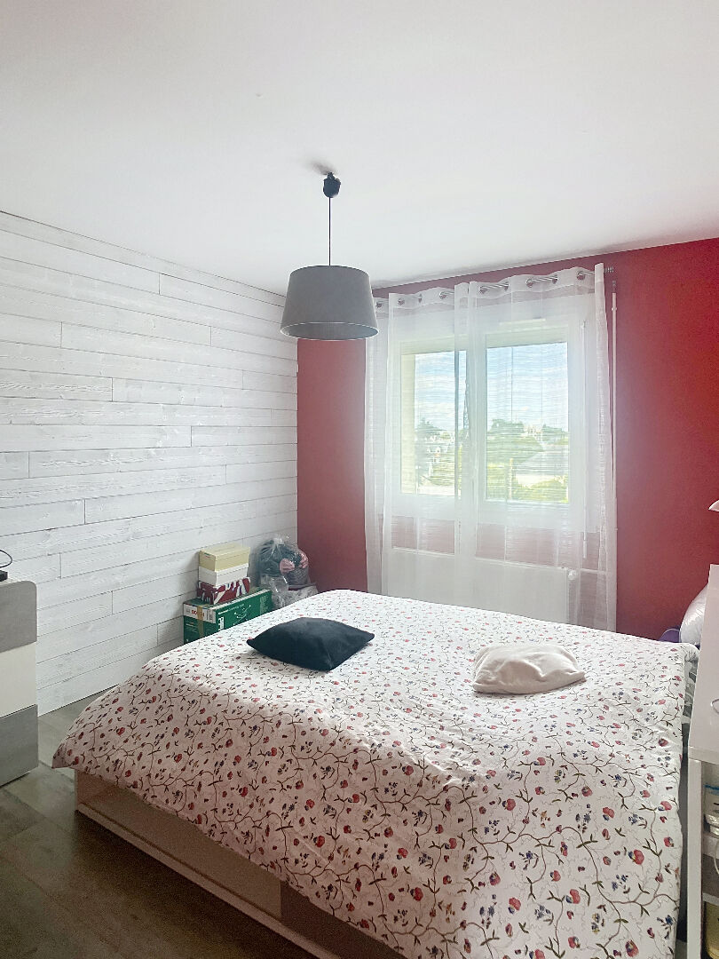 A vendre Angers Barra, Predali, secteur hopital, appartement type 3 possibilite 2 chambres, dernier etage, petite copropriete, sejour avec balcon, cuisine amenagee equipee, chauffage collectif. Cave.Possibilite d''acquerir un box ferme.
