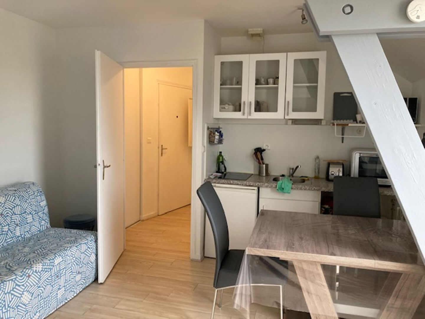 A vendre René Gasnier, résidence avec ascenseur, 3ème et dernier étage, type 2, une chambre, kitchenette, balcon, chauffage individuel, place de parking privative.