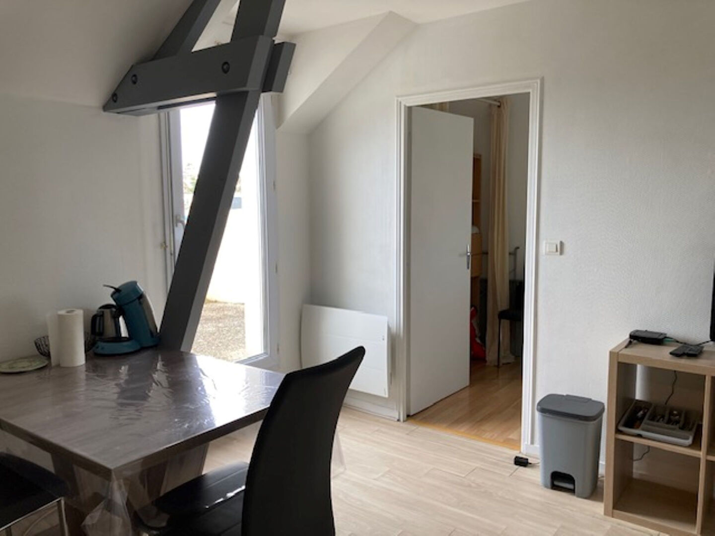 A vendre René Gasnier, résidence avec ascenseur, 3ème et dernier étage, type 2, une chambre, kitchenette, balcon, chauffage individuel, place de parking privative.