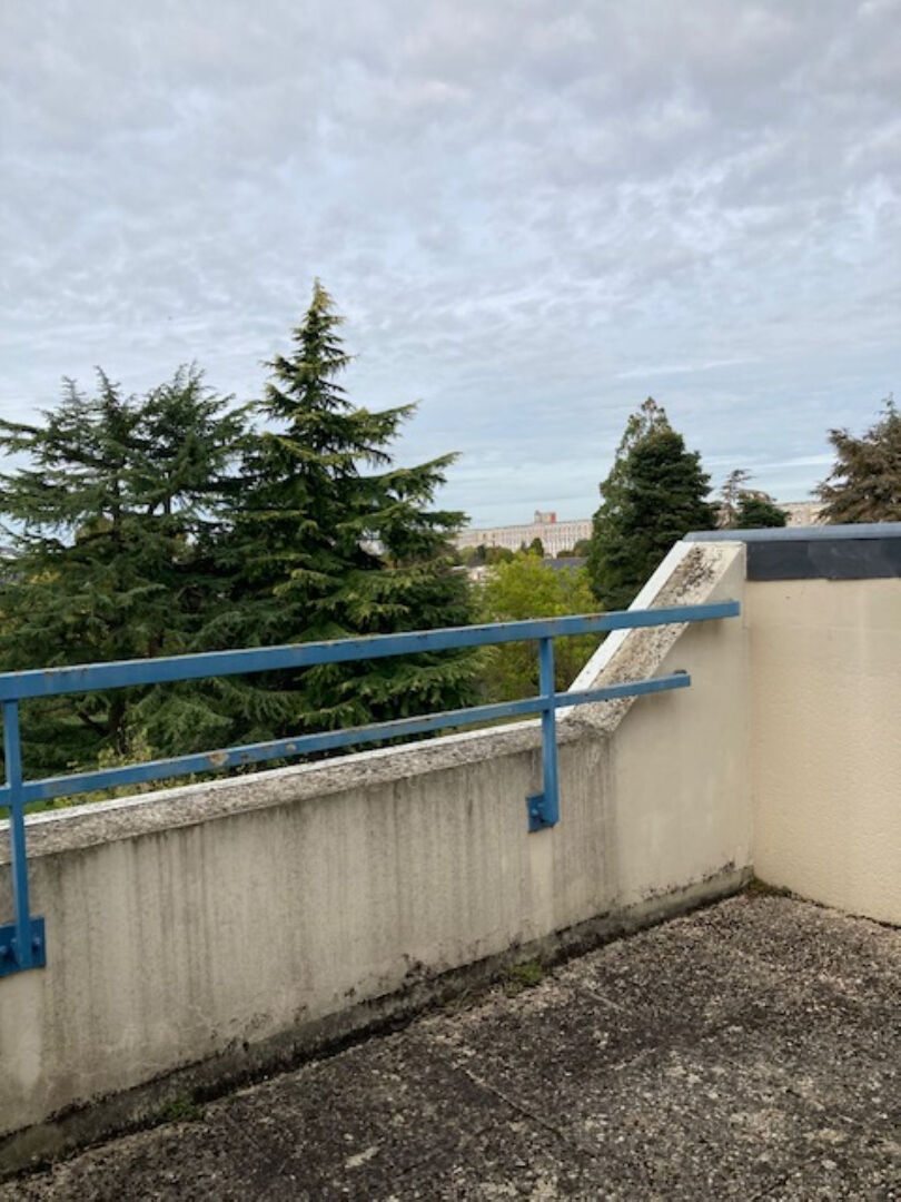 A vendre René Gasnier, résidence avec ascenseur, 3ème et dernier étage, type 2, une chambre, kitchenette, balcon, chauffage individuel, place de parking privative.