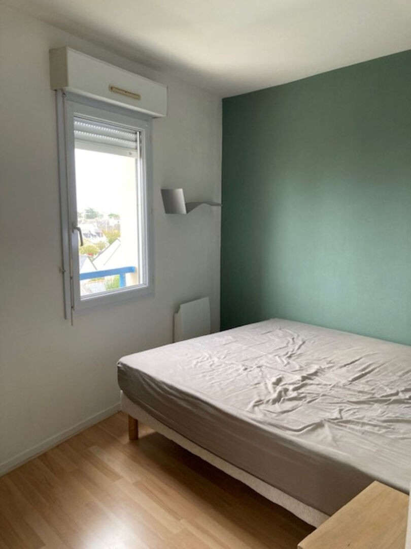 A vendre René Gasnier, résidence avec ascenseur, 3ème et dernier étage, type 2, une chambre, kitchenette, balcon, chauffage individuel, place de parking privative.