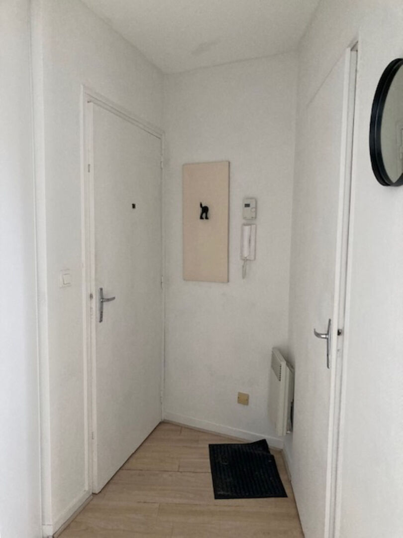 A vendre René Gasnier, résidence avec ascenseur, 3ème et dernier étage, type 2, une chambre, kitchenette, balcon, chauffage individuel, place de parking privative.