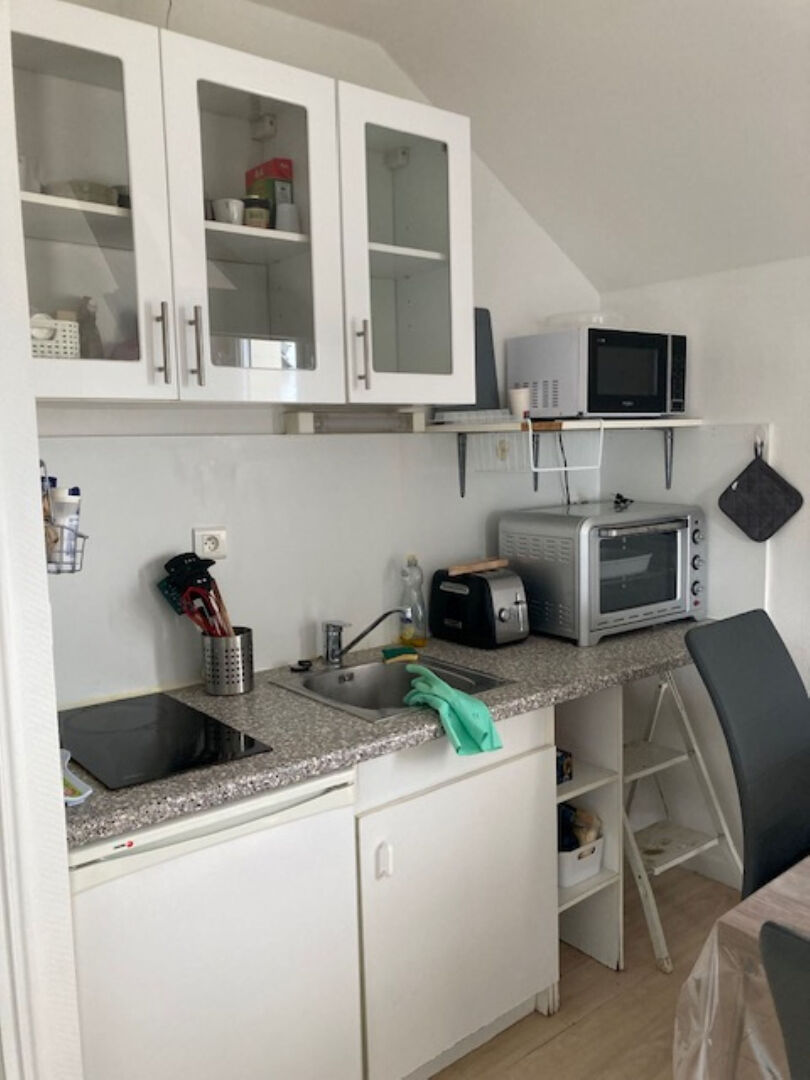 A vendre René Gasnier, résidence avec ascenseur, 3ème et dernier étage, type 2, une chambre, kitchenette, balcon, chauffage individuel, place de parking privative.
