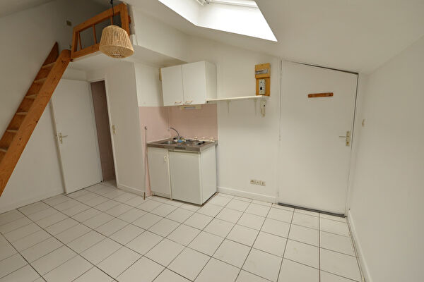 A vendre Angers hyper centre a deux pas du tramway et de la place Moliere, appartement studio avec coin kitchenette, chauffage individuel, locataire en place.Copropriete en cours de division.