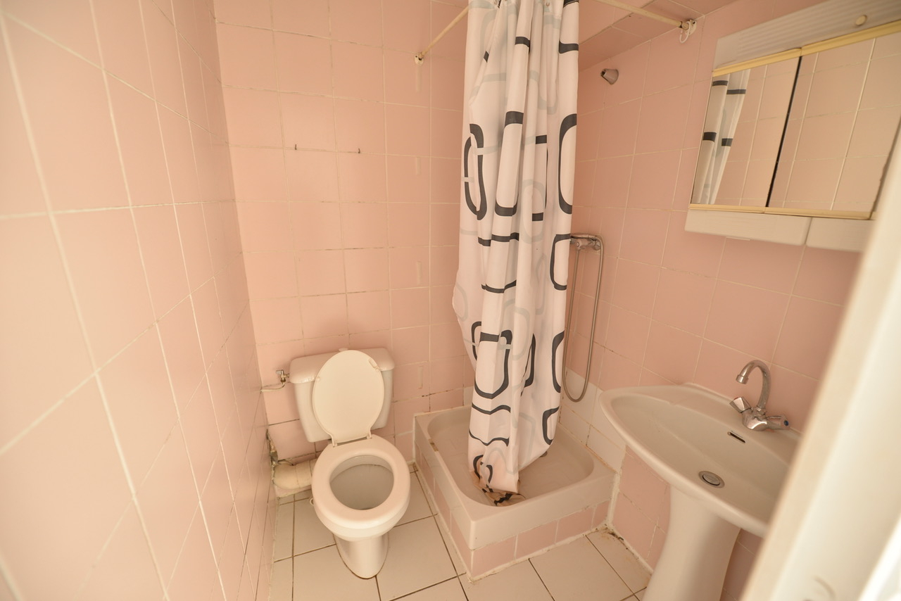A vendre Angers hyper centre a deux pas du tramway et de la place Moliere, appartement studio avec coin kitchenette, chauffage individuel, locataire en place.Copropriete en cours de division.