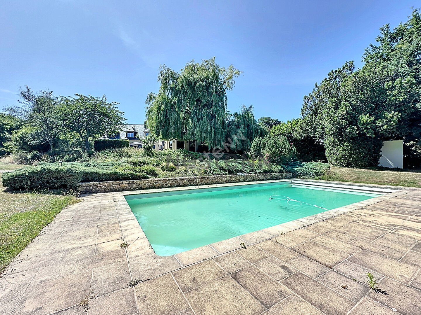 A vendre Montreuil sur Maine, maison de plus de 260m² habitable sur terrain de plus de 7000m², 6 chambres dont une en rez-de-chaussée,2 salles de douche, 2 salles de bain, séjour d'environ 60m² avec grandes ouvertures, garage et terrain paysager. A seulem
