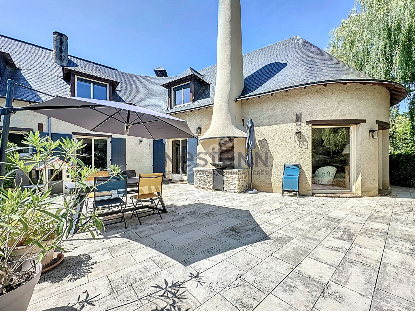 A vendre Montreuil sur Maine, maison de plus de 260m² habitable sur terrain de plus de 7000m², 6 chambres dont une en rez-de-chaussée,2 salles de douche, 2 salles de bain, séjour d'environ 60m² avec grandes ouvertures, garage et terrain paysager. A seulem