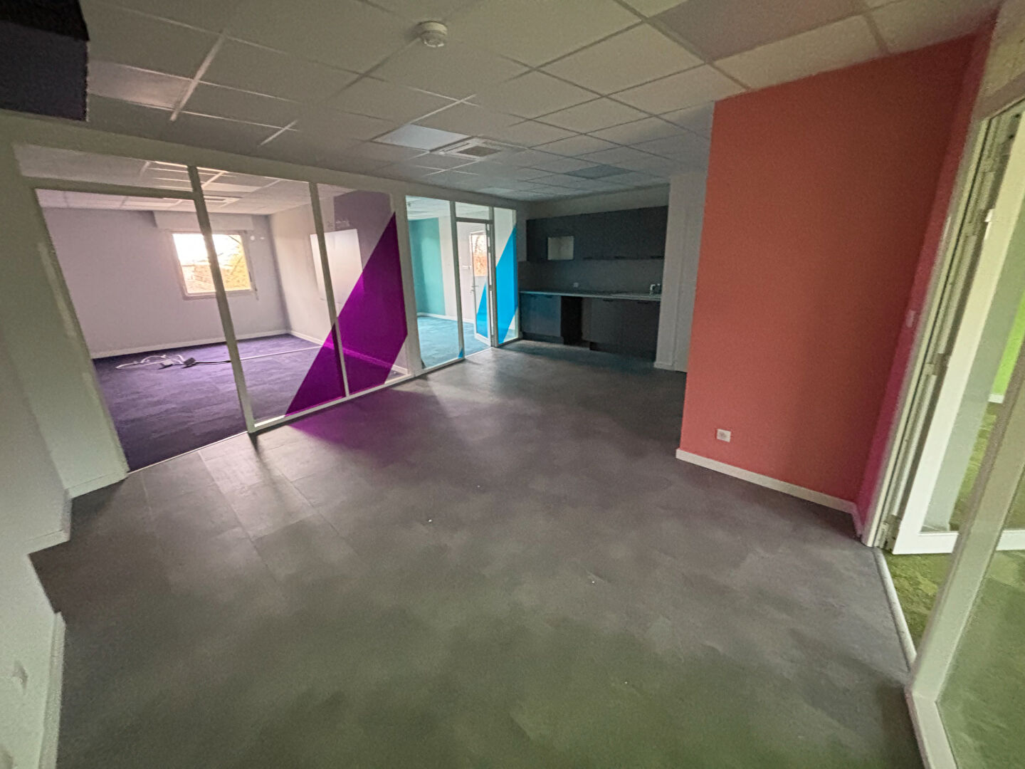 Local commercial Mont De Marsan 4 pièce(s) 97 m2, stationnement, 3 bureaux, balcon