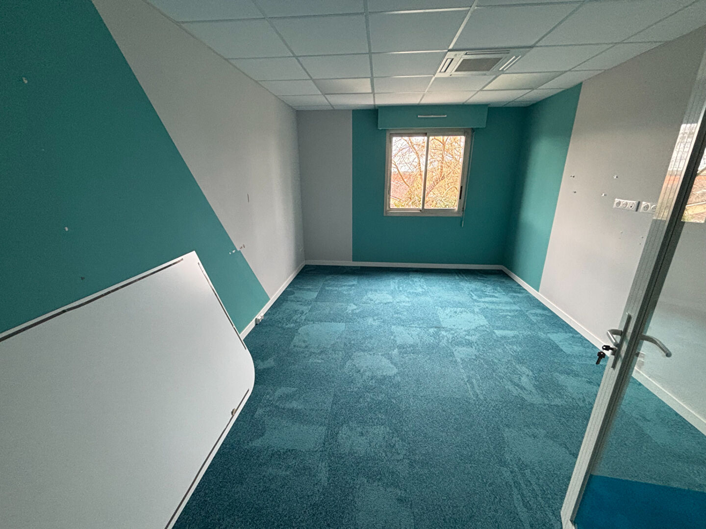 Local commercial Mont De Marsan 4 pièce(s) 97 m2, stationnement, 3 bureaux, balcon